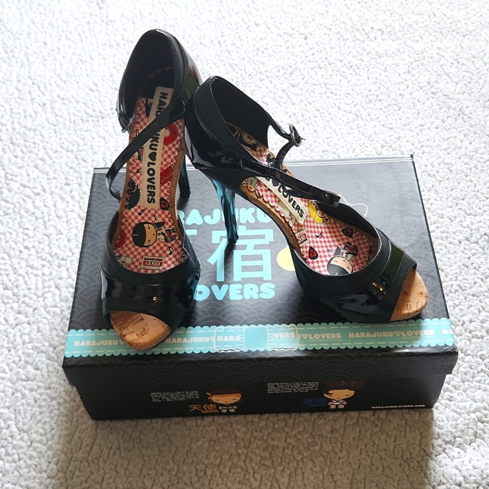 Harajuku Lovers Kalista, peekaboo toe, high heel pump. Black. Size 7.5